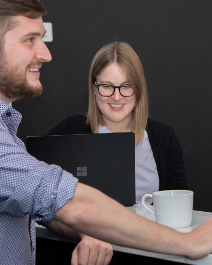 Arbeiten am Stehtisch, mit Kaffee